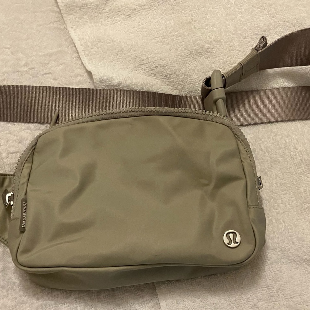 Lululemon Belt bag/crossbody-adjustable strap-off white